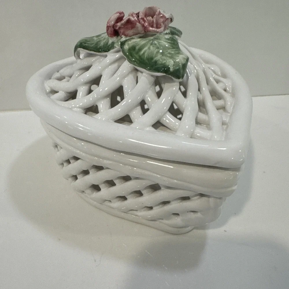 Savoir Vivre Portugal Trinket Box Heart Shaped Lattice Dish w/ Lid Roses 5.5